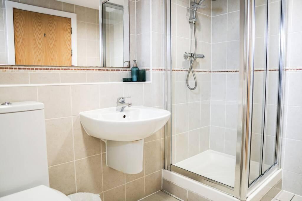 Beautiful 3 Bedroom Apartment By The Sea New Quay Kültér fotó
