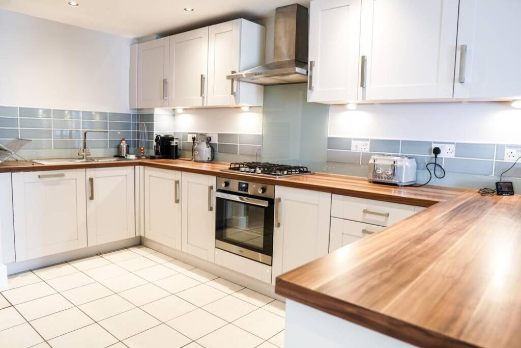 Beautiful 3 Bedroom Apartment By The Sea New Quay Kültér fotó