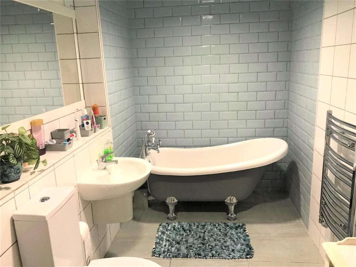 Beautiful 3 Bedroom Apartment By The Sea New Quay Kültér fotó