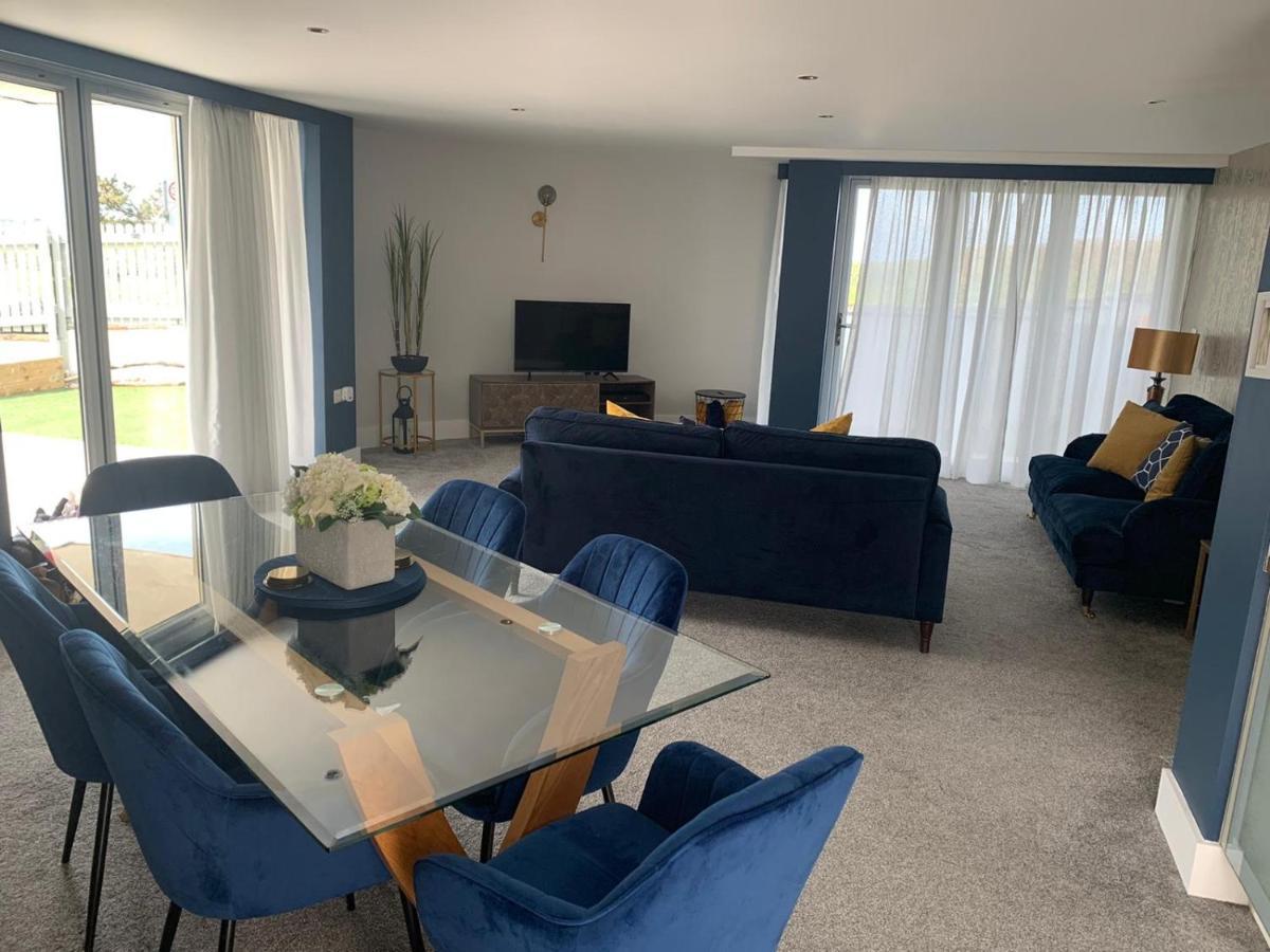 Beautiful 3 Bedroom Apartment By The Sea New Quay Kültér fotó